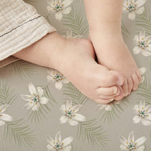 Load image into Gallery viewer, Acrabros Snug Fitted Playard Sheet Set Gardenia Blossom