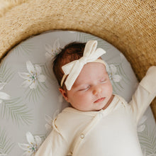 Load image into Gallery viewer, Acrabros Snug Fitted Bassinet Sheet Set Gardenia Blossom